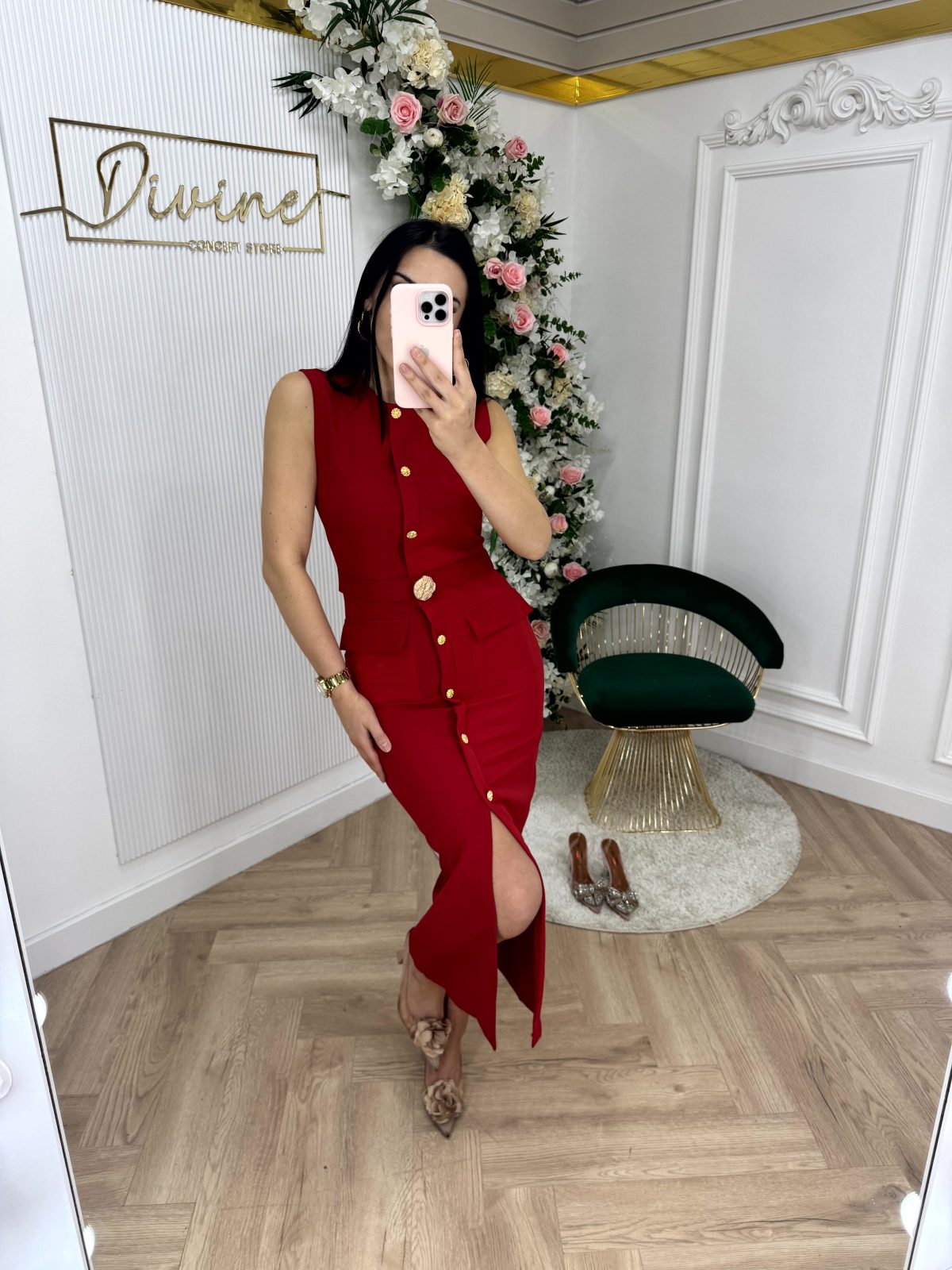 Haljina sa zlatnim detaljima RED