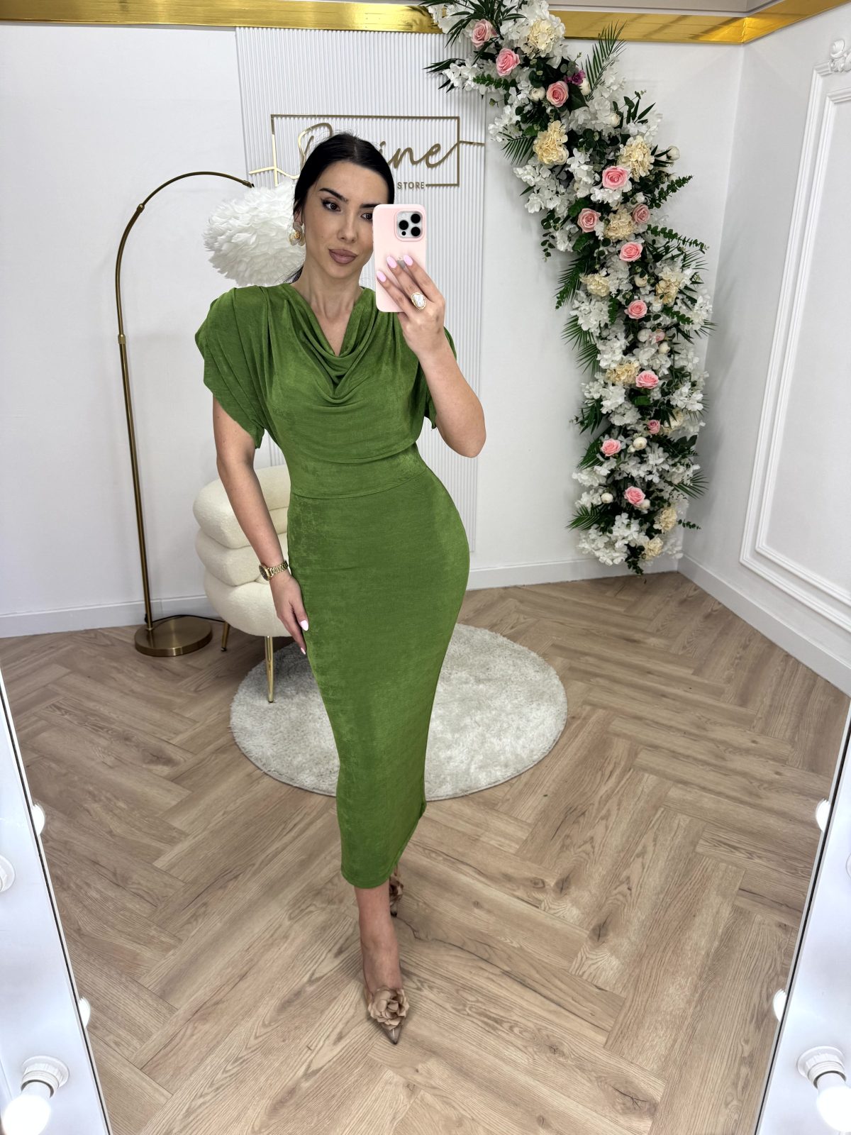 Midi elastična haljina sa blago sedefastim sjajem