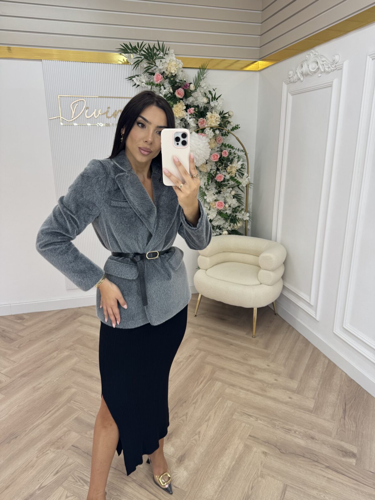 Sako sa pojasom od imitacije krzna