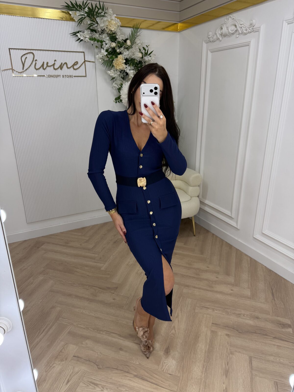 Haljina sa zlatnim detaljima