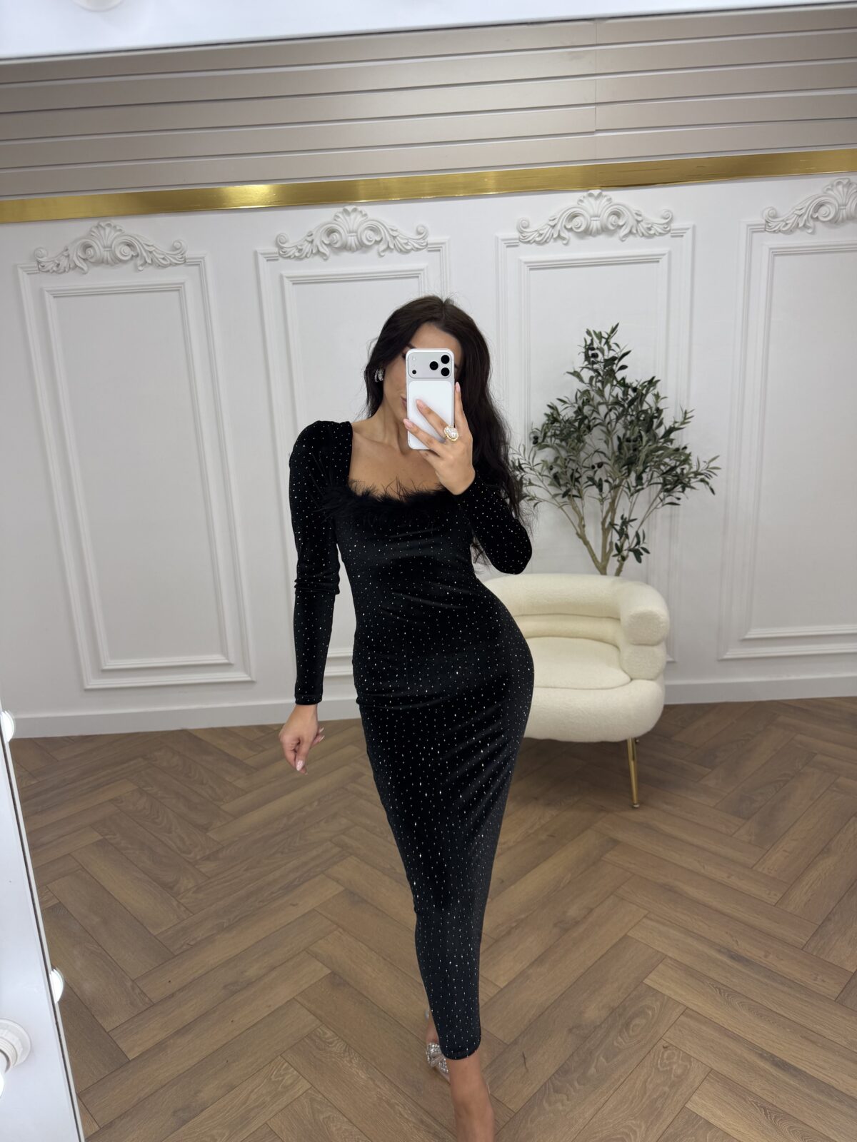 Midi haljina od elastičnog pliša sa cirkonima i detaljem perja