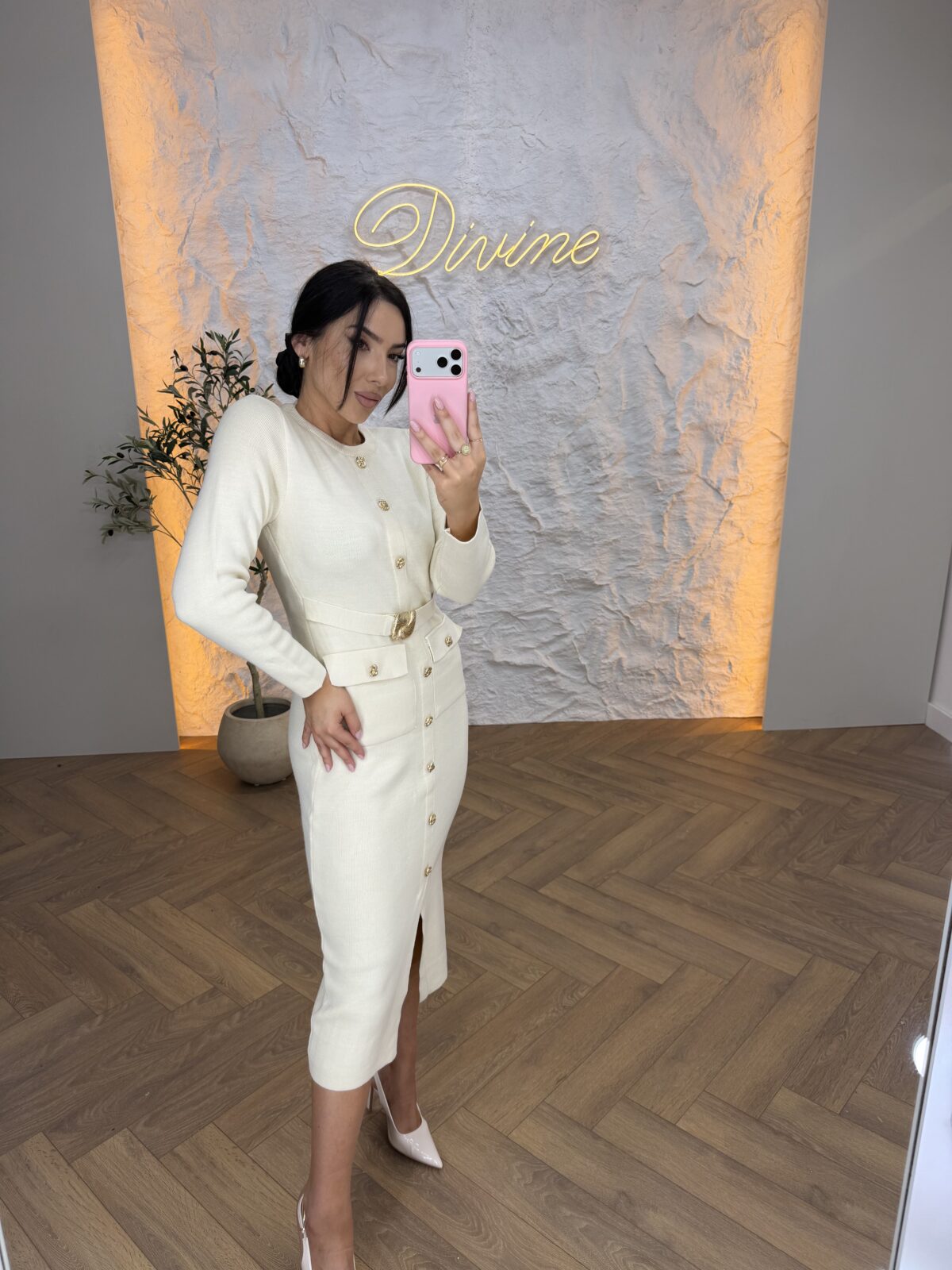 Pletena haljina sa zlatnim detaljima