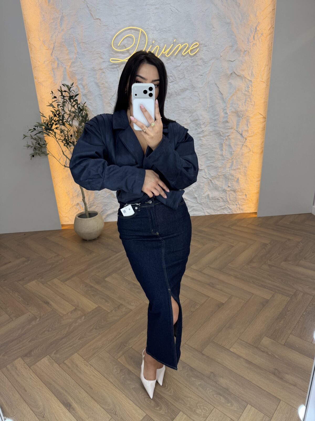 Suknja od tamnog džinsa dolazi na stanje 24.01.