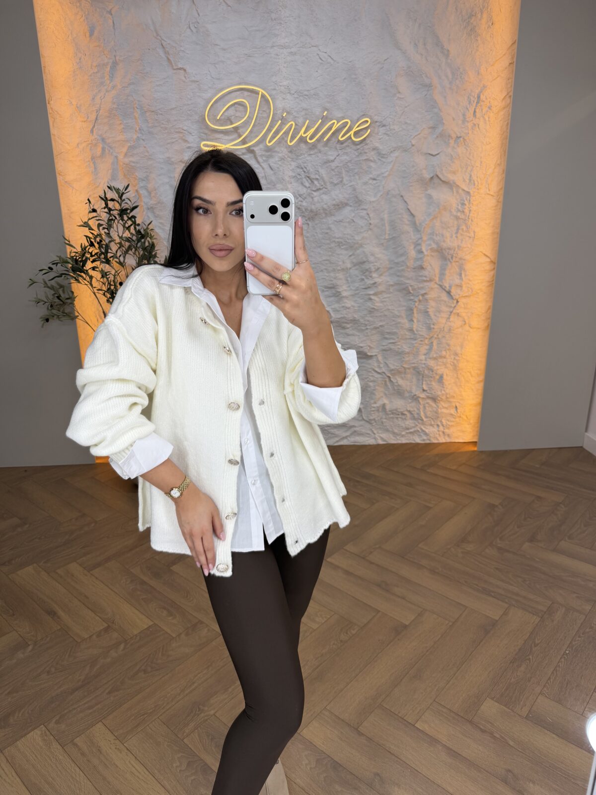 Pletena vesta sa zlatnim dugmićima