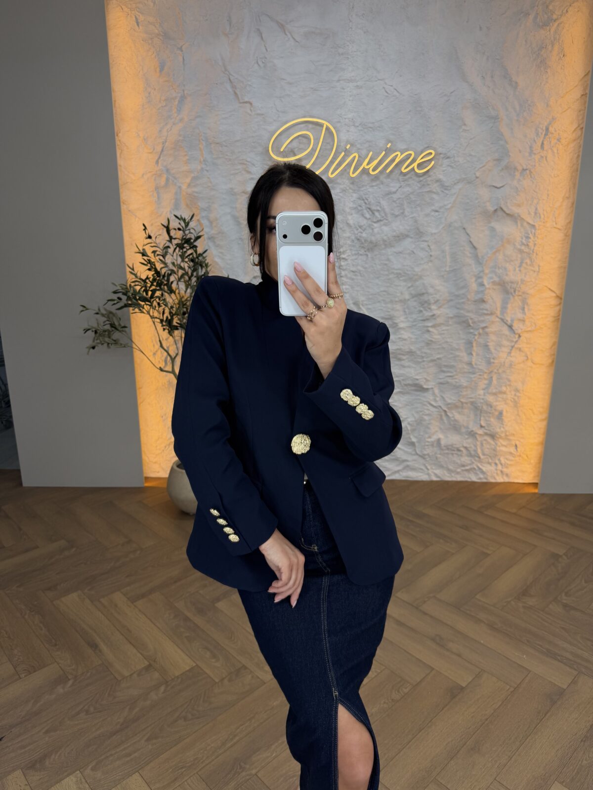 Sako sa zlatnim dugmićima