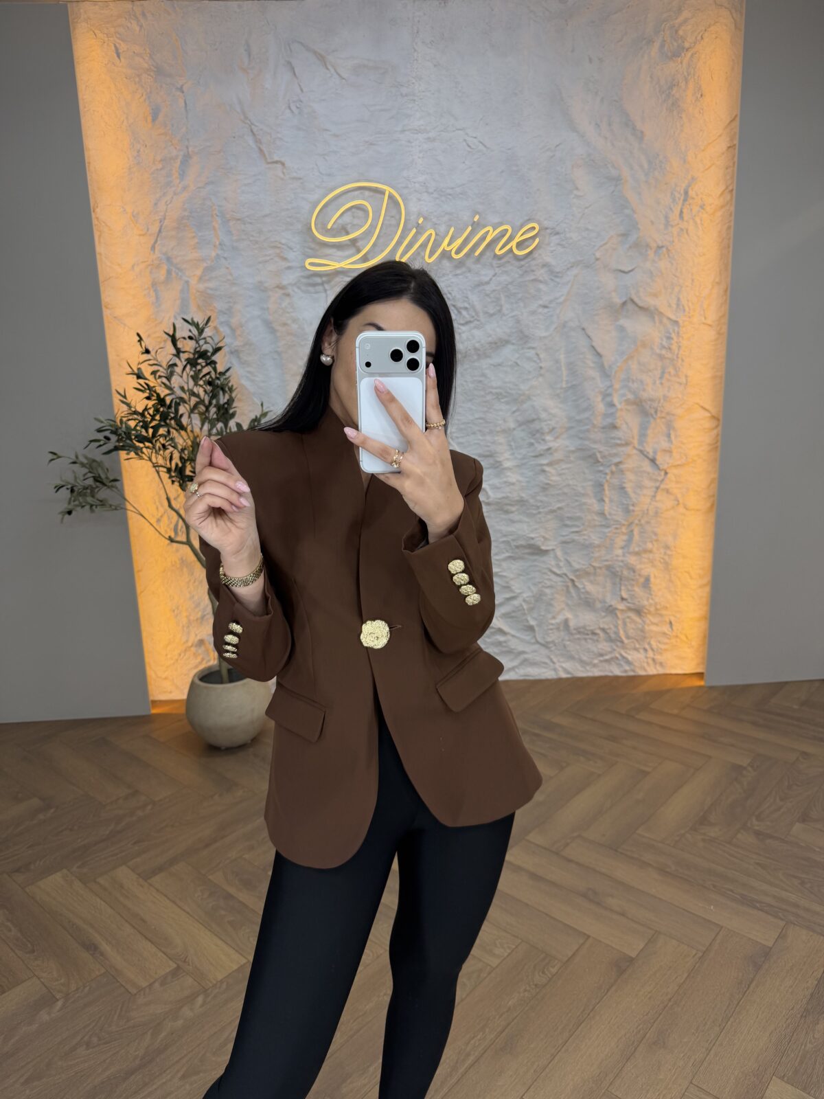 Sako sa zlatnim dugmićima