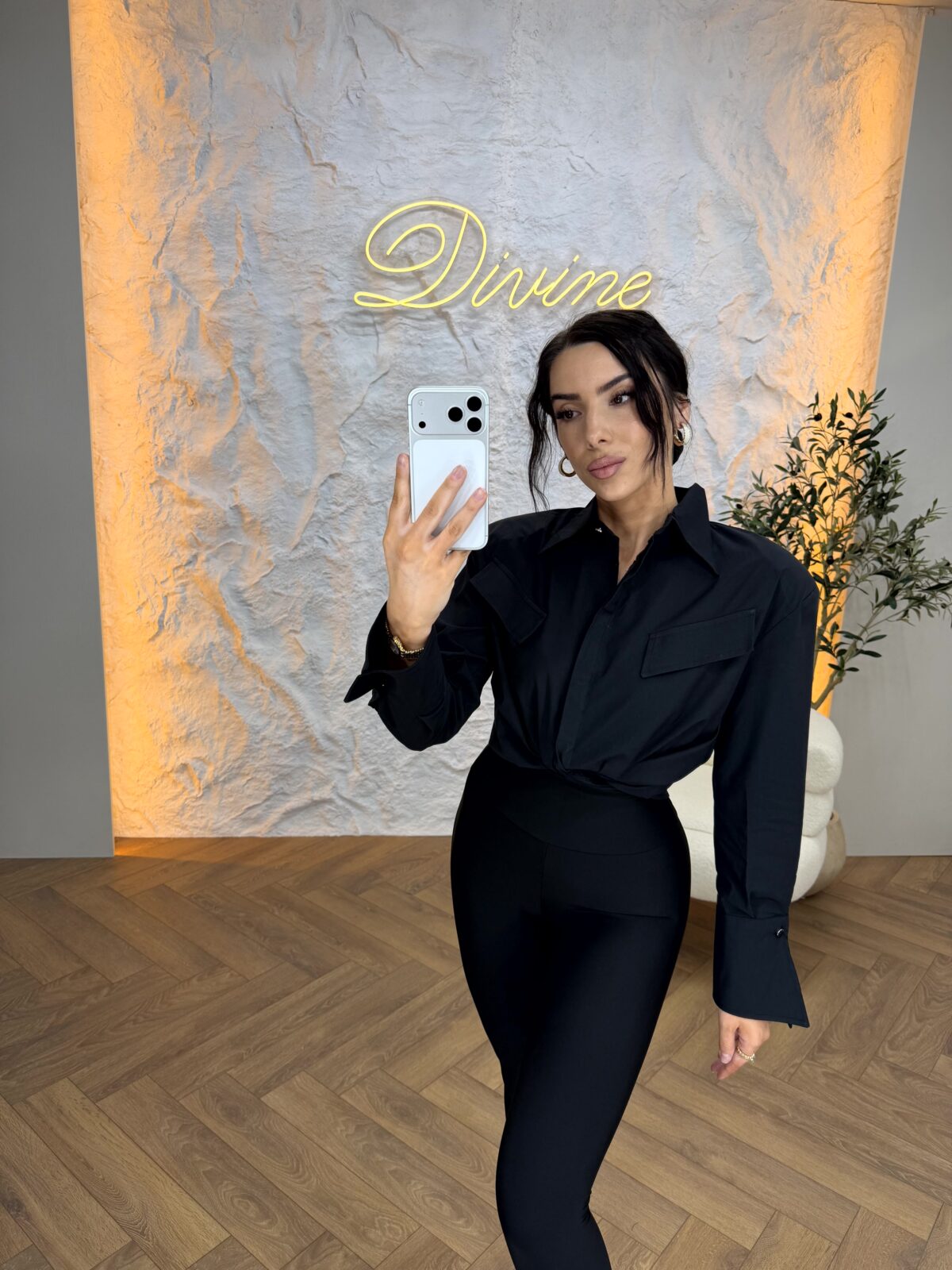 Košulja sa naglašenim naramenicama