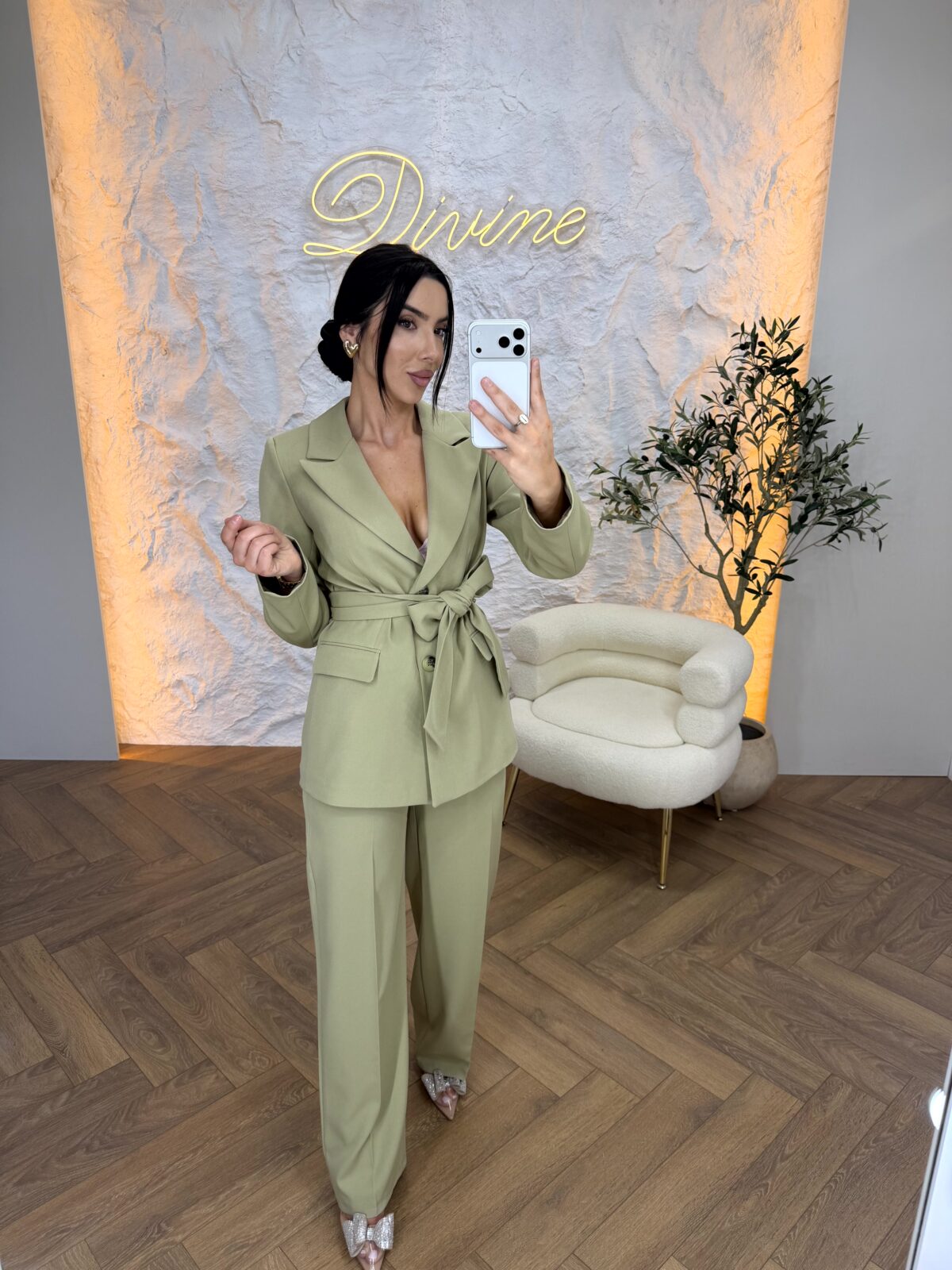 Elegantno odijelo, Dolazi na stanje 20.03