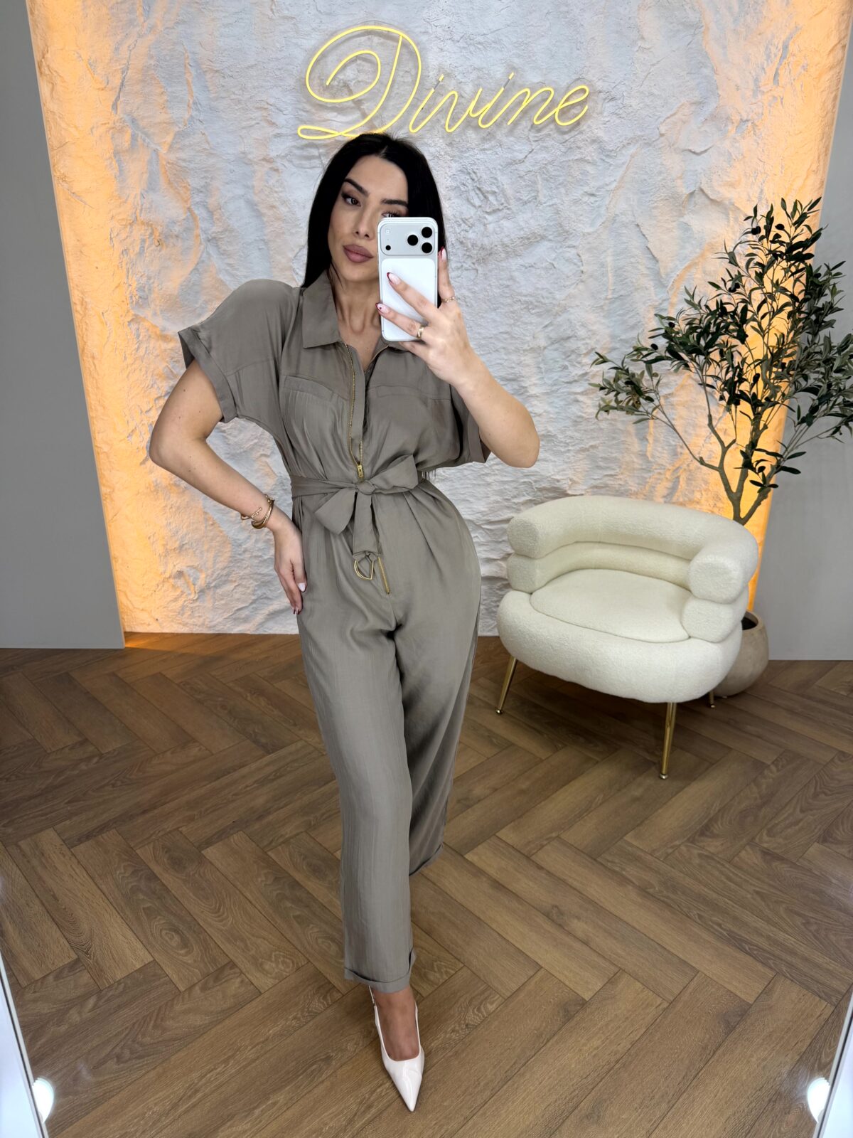 Kombinezon sa zlatnim detaljima