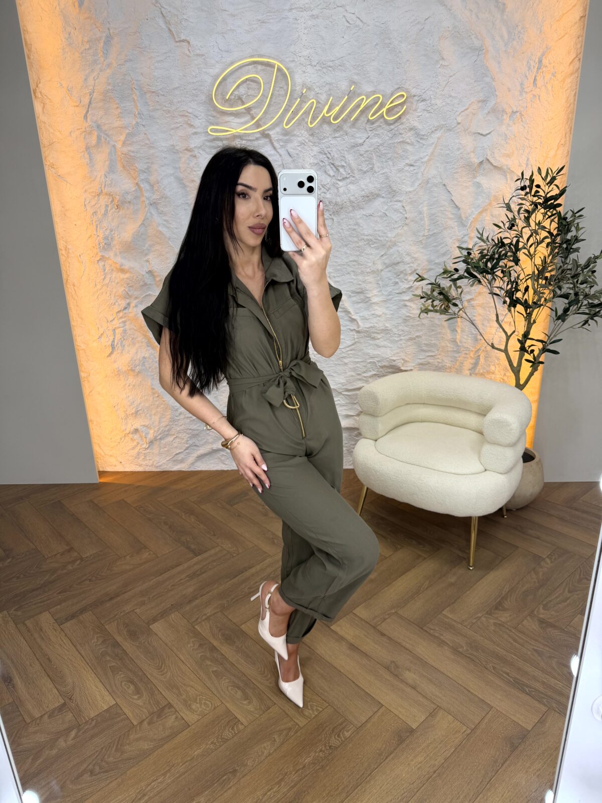 Kombinezon sa zlatnim detaljima