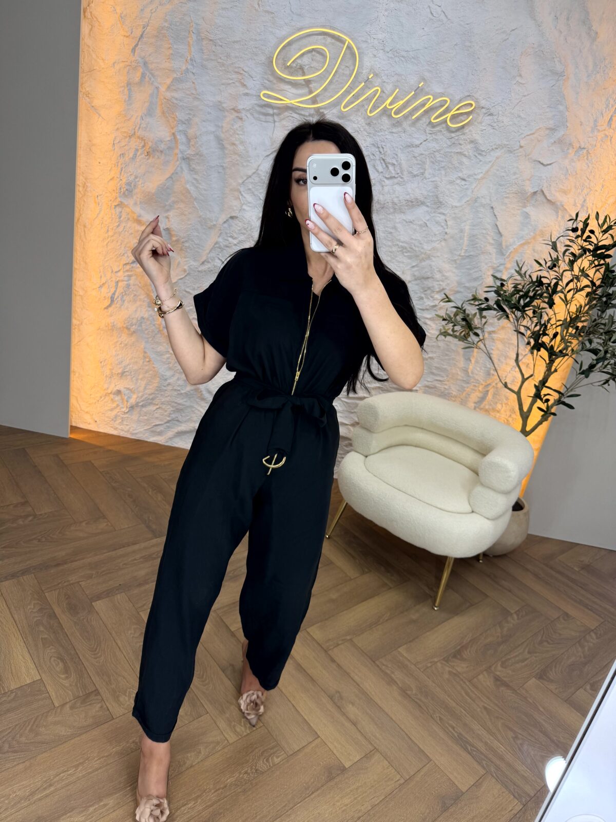 Kombinezon sa zlatnim detaljima